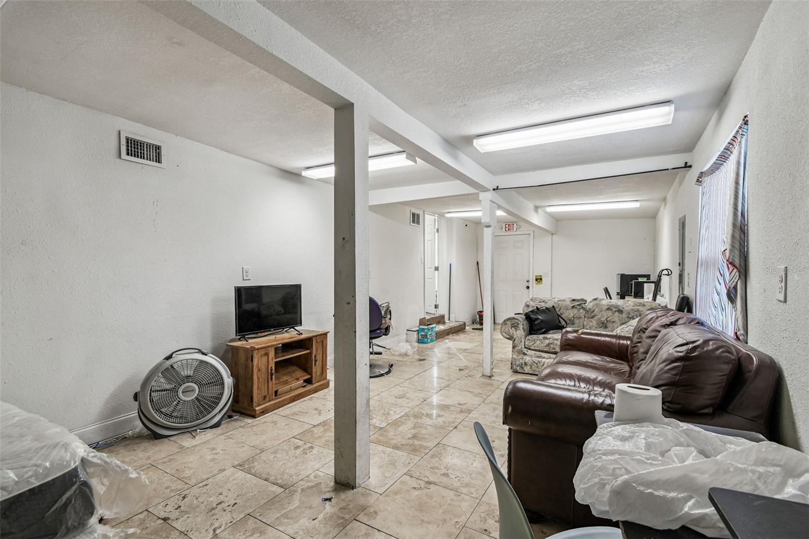 109 E Robertson St Property Photo 41