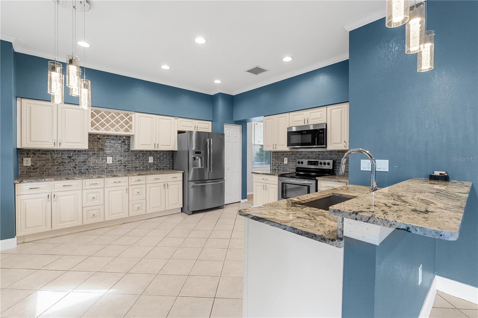 27416 Breakers Dr Property Photo 4