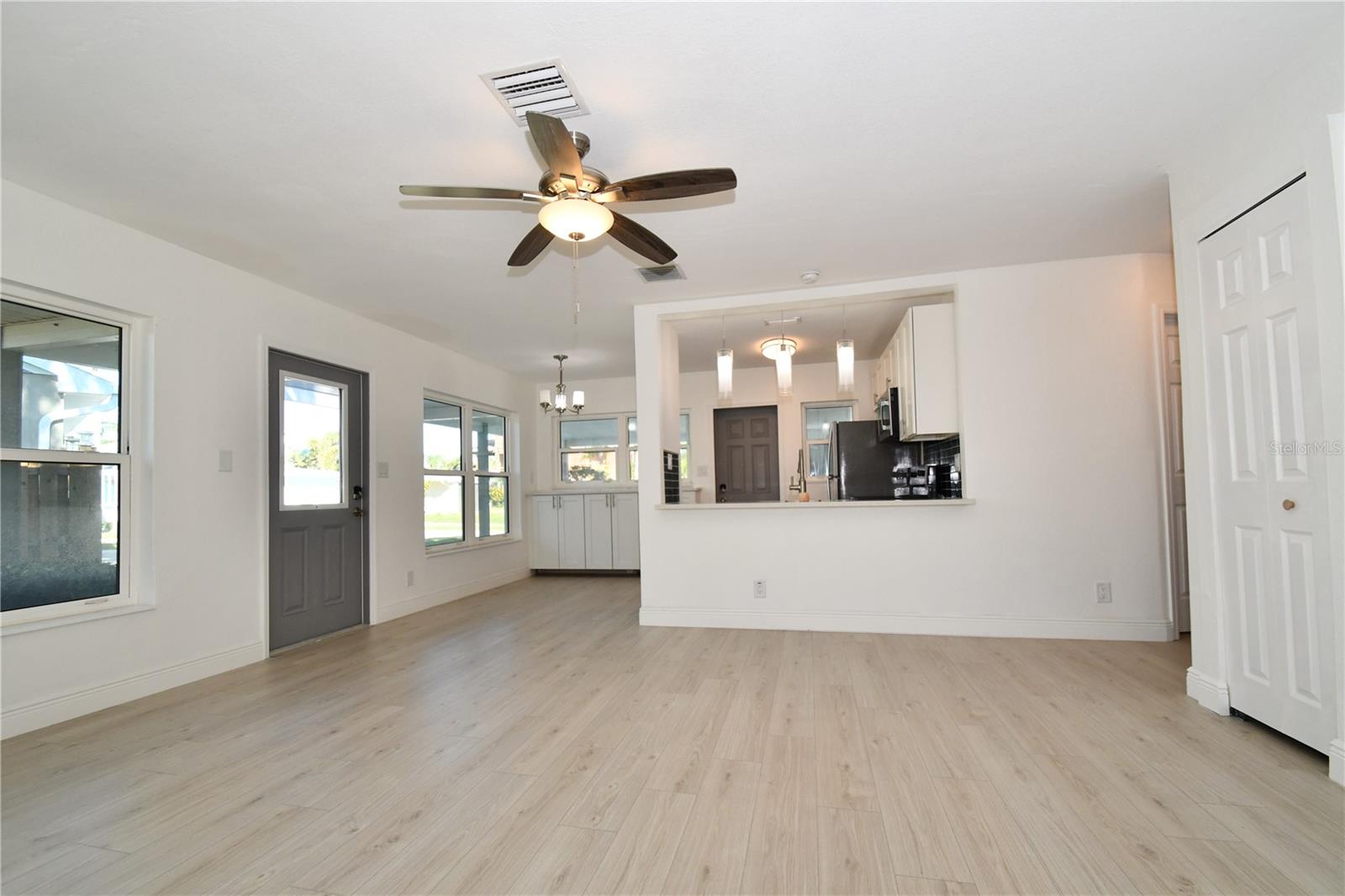 547 Trade Winds Dr Property Photo 4