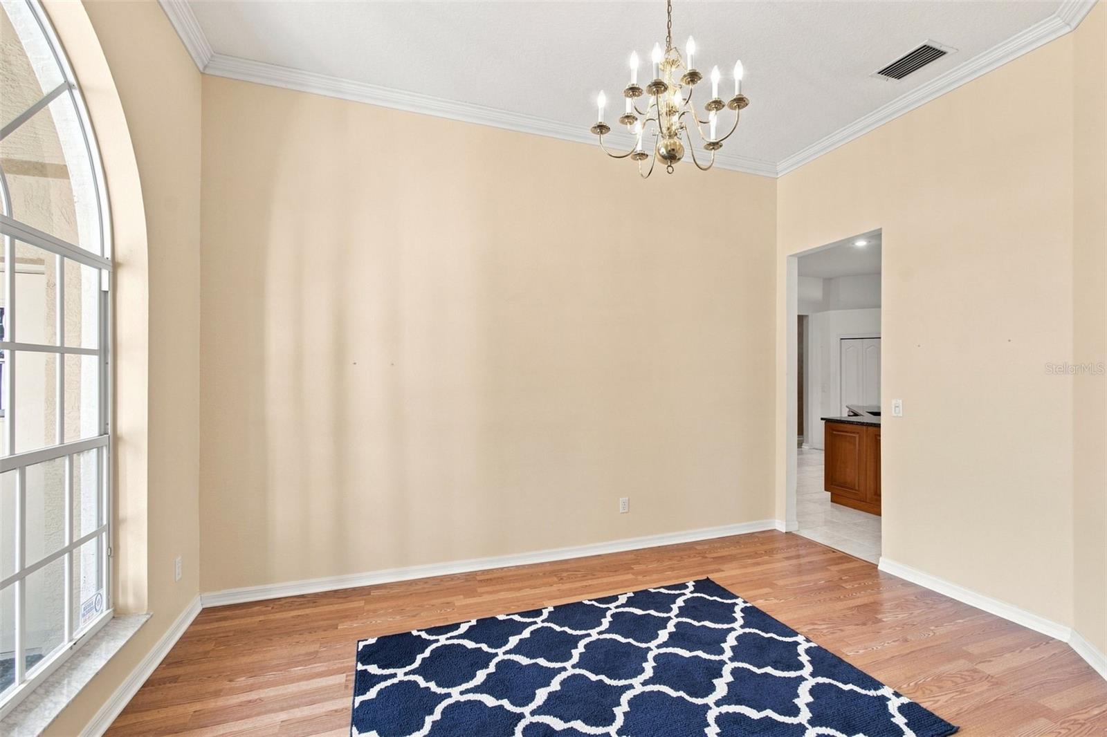928 Oakview Rd Property Photo 8