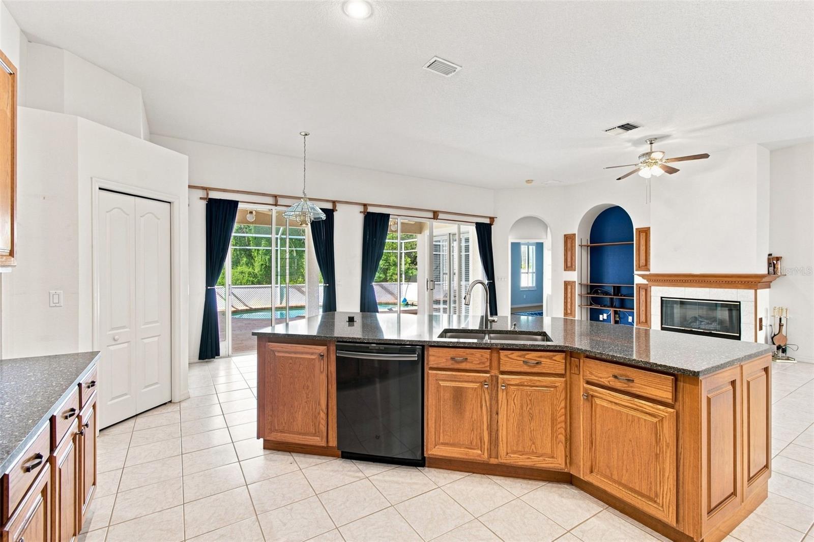928 Oakview Rd Property Photo 11