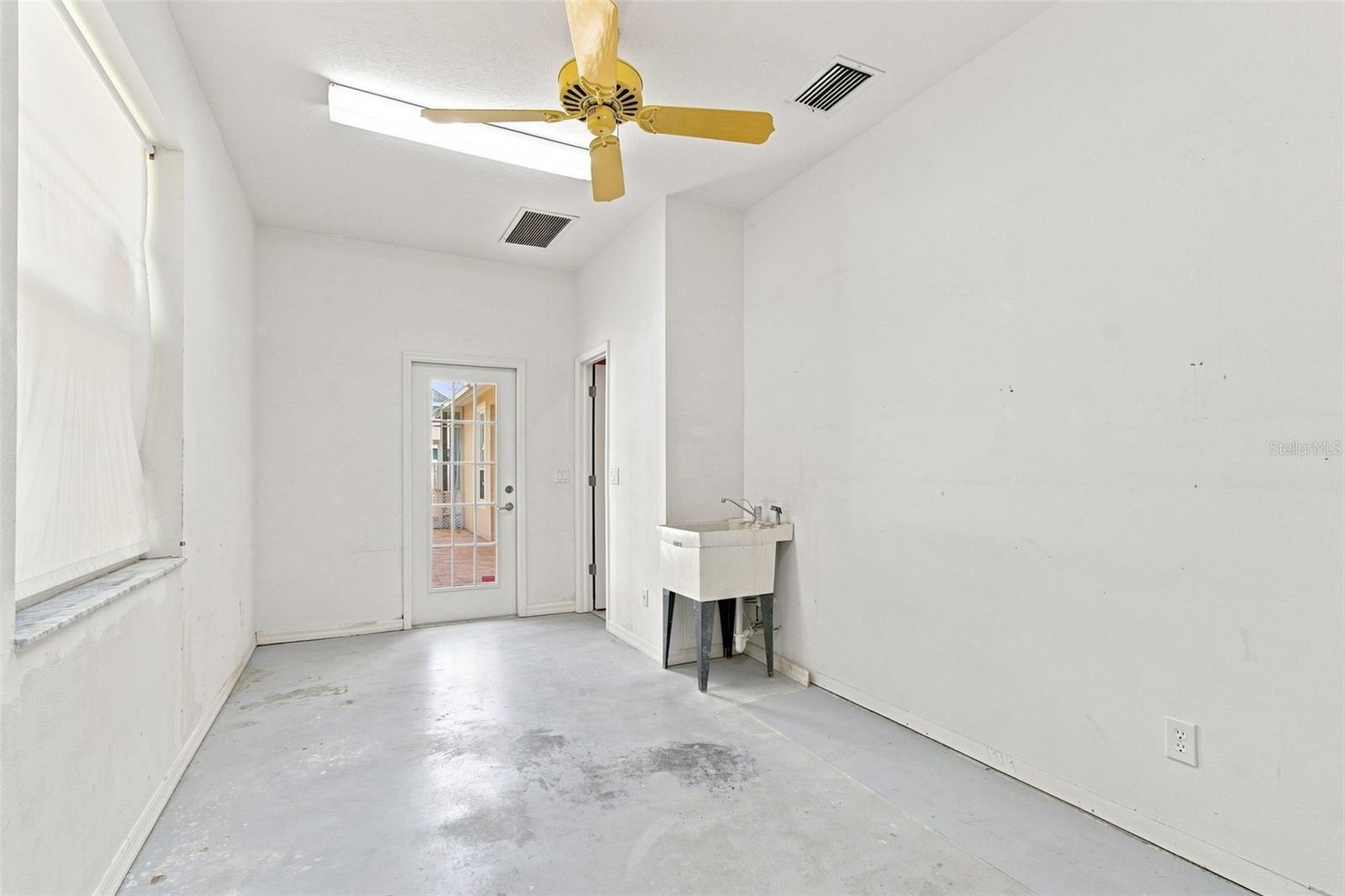 928 Oakview Rd Property Photo 28