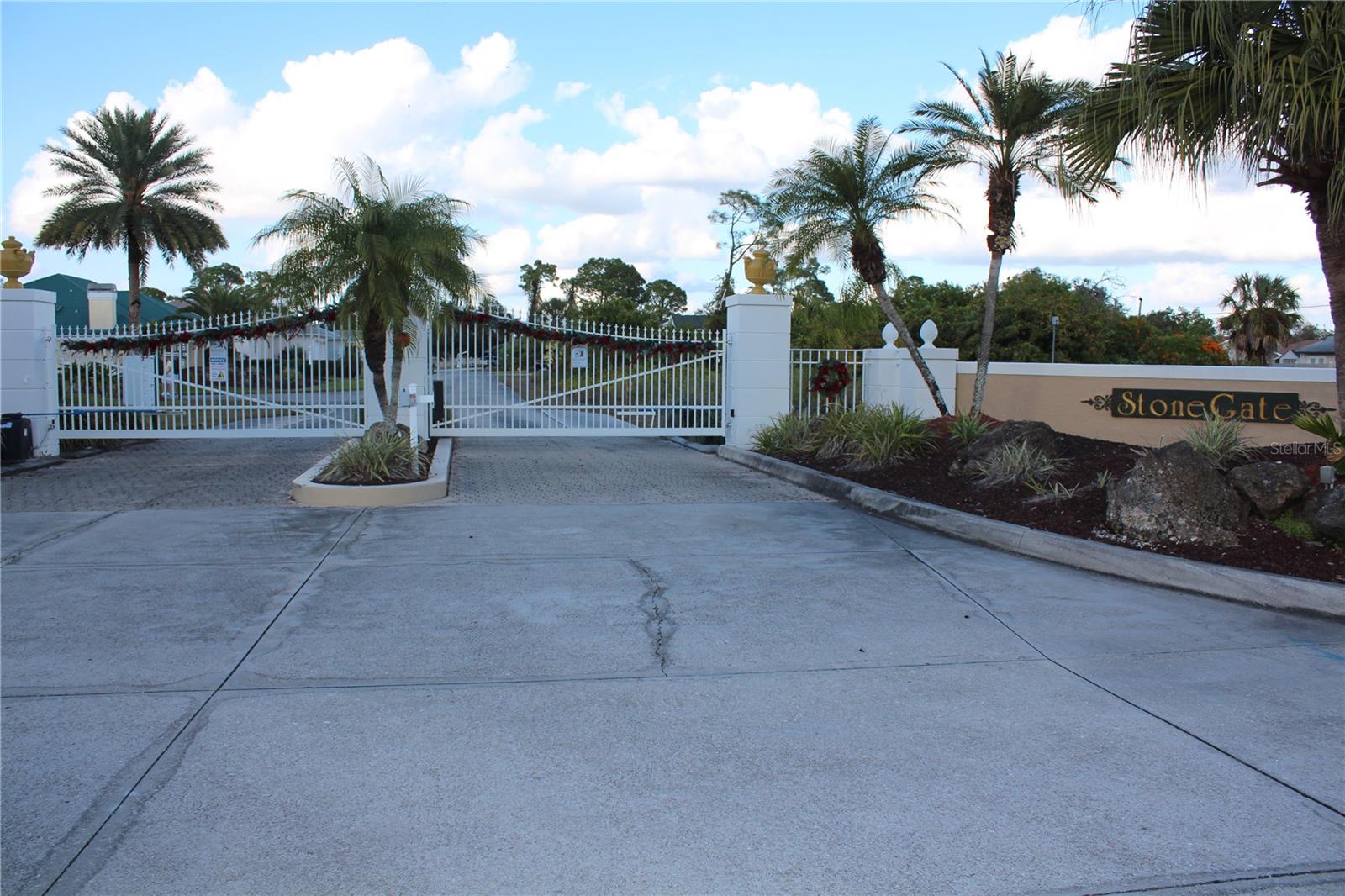 2250 Stonegate Cir Property Photo 1