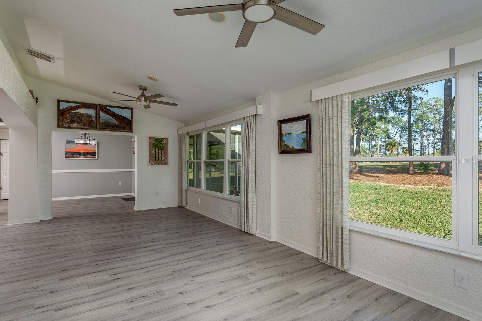 9742 Oakwood Hills Ct Property Photo 4