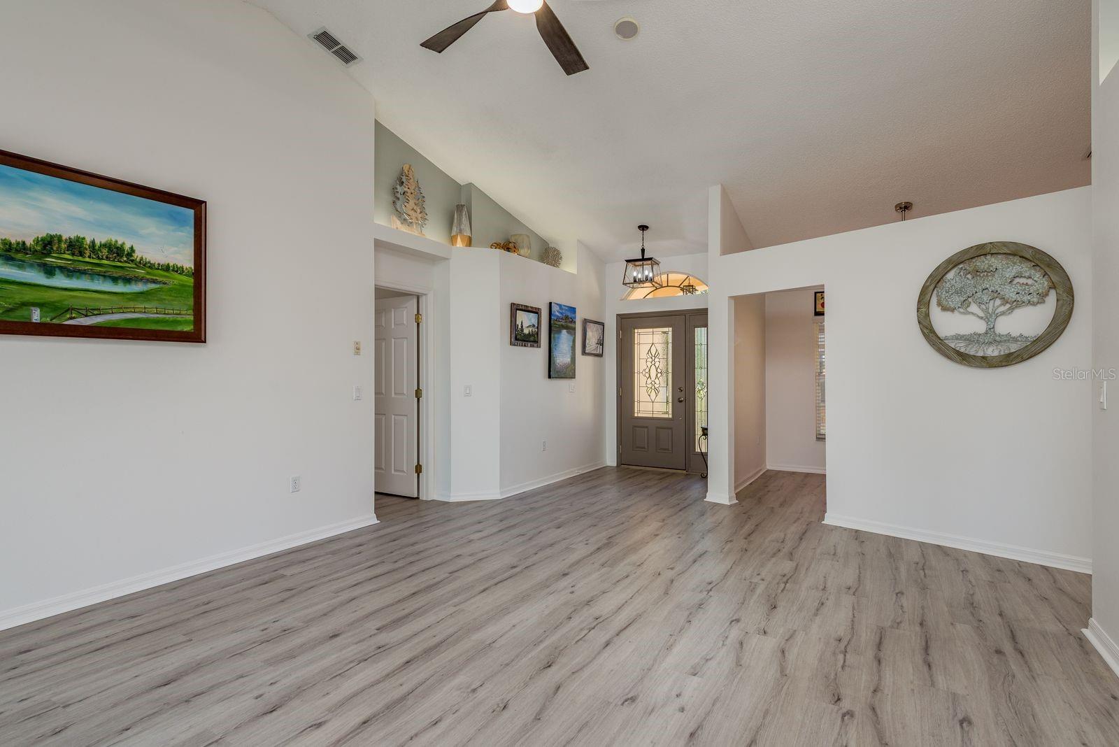 9742 Oakwood Hills Ct Property Photo 7