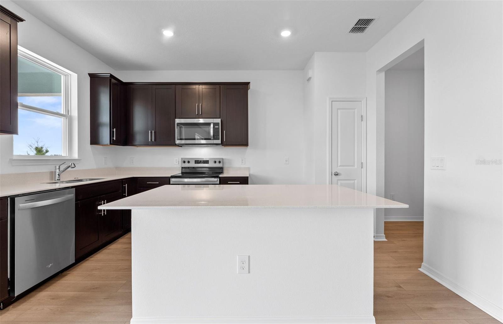 1277 Lakeridge Way Property Photo 4