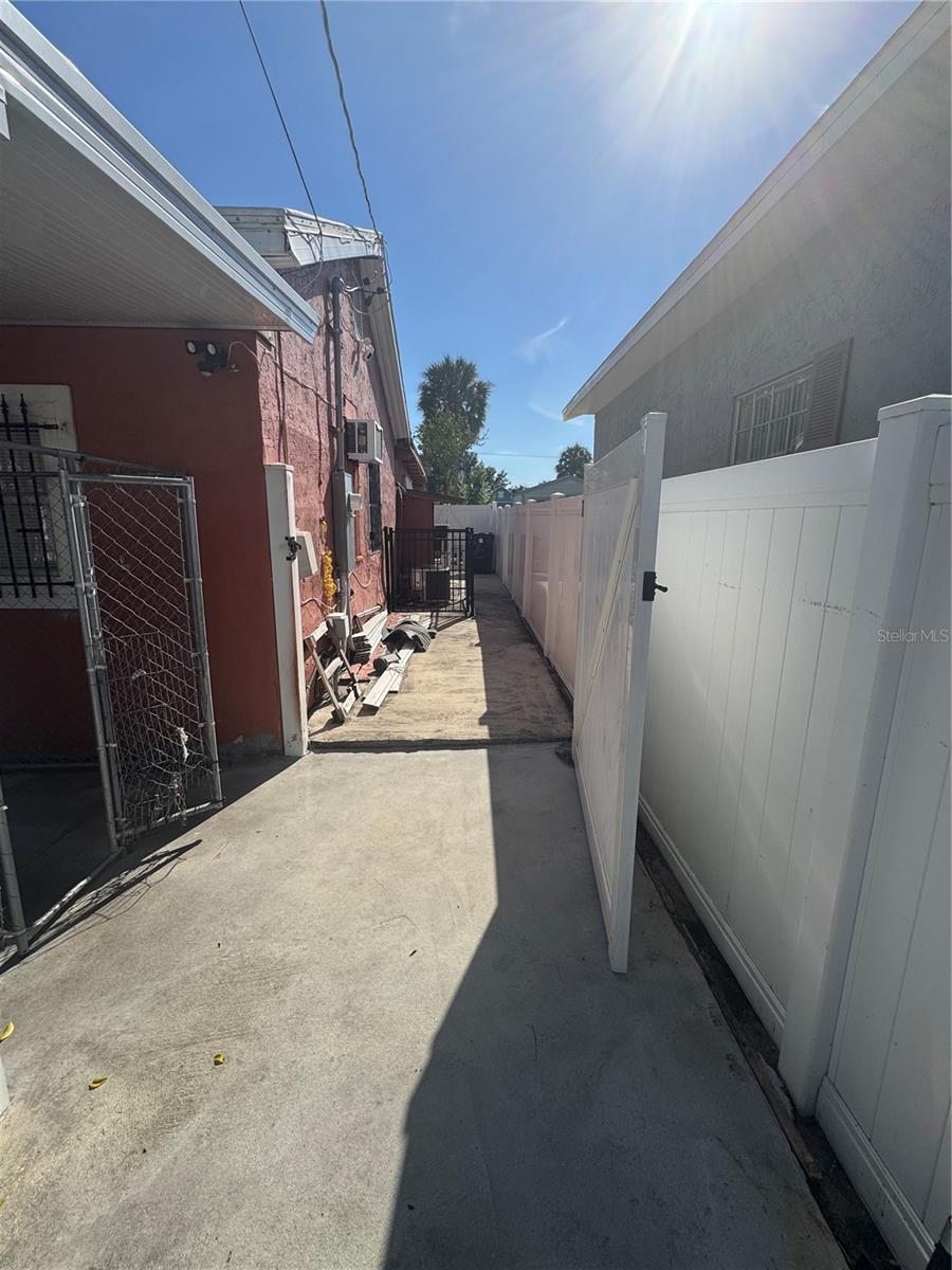 2312 W La Salle St Property Photo 4