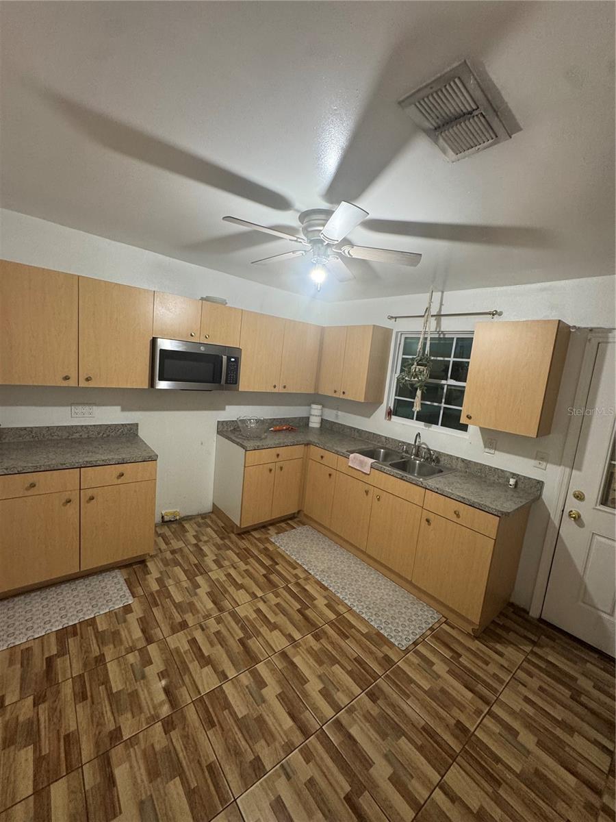 2312 W La Salle St Property Photo 8