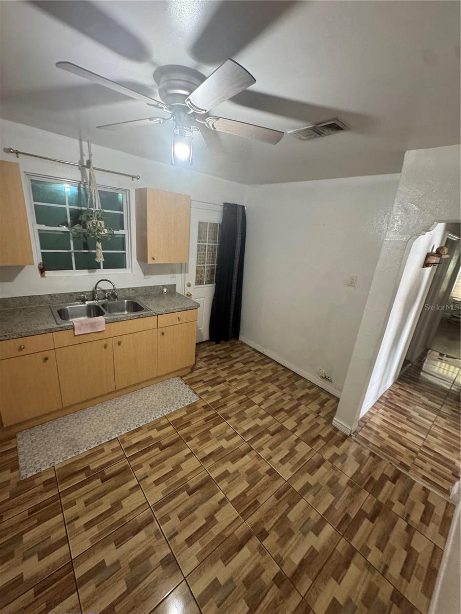 2312 W La Salle St Property Photo 9