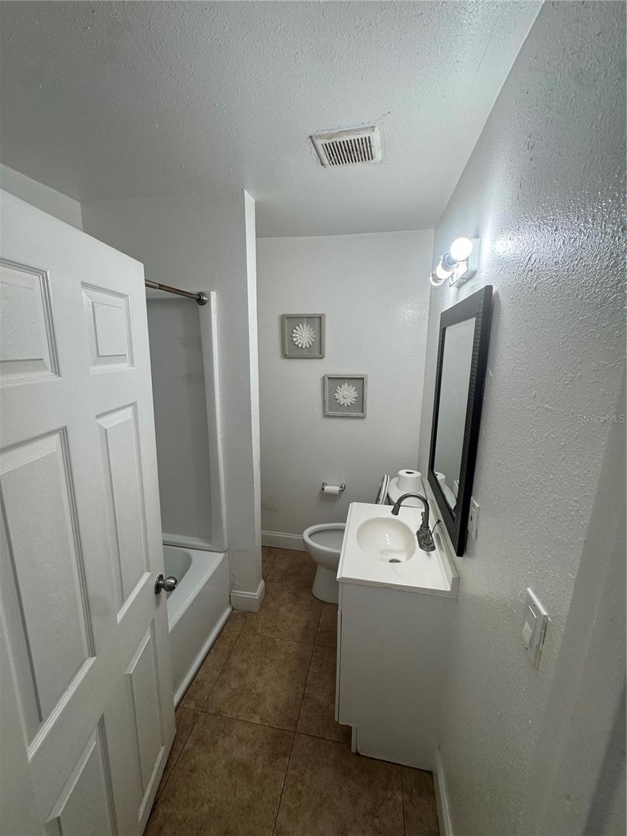 2312 W La Salle St Property Photo 10
