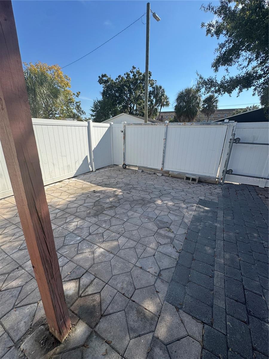 2312 W La Salle St Property Photo 24