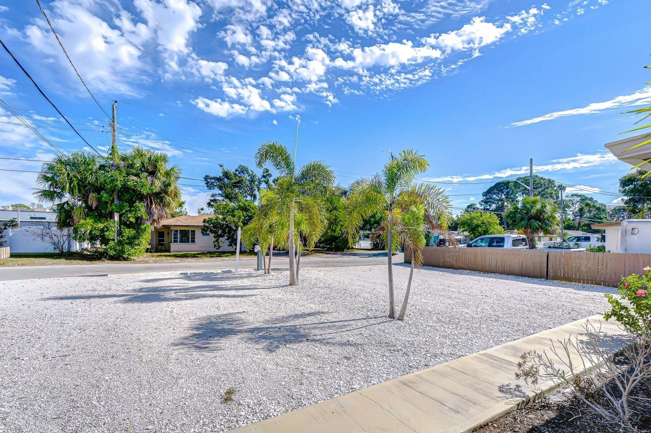 4444 17th St W #b Property Photo 4