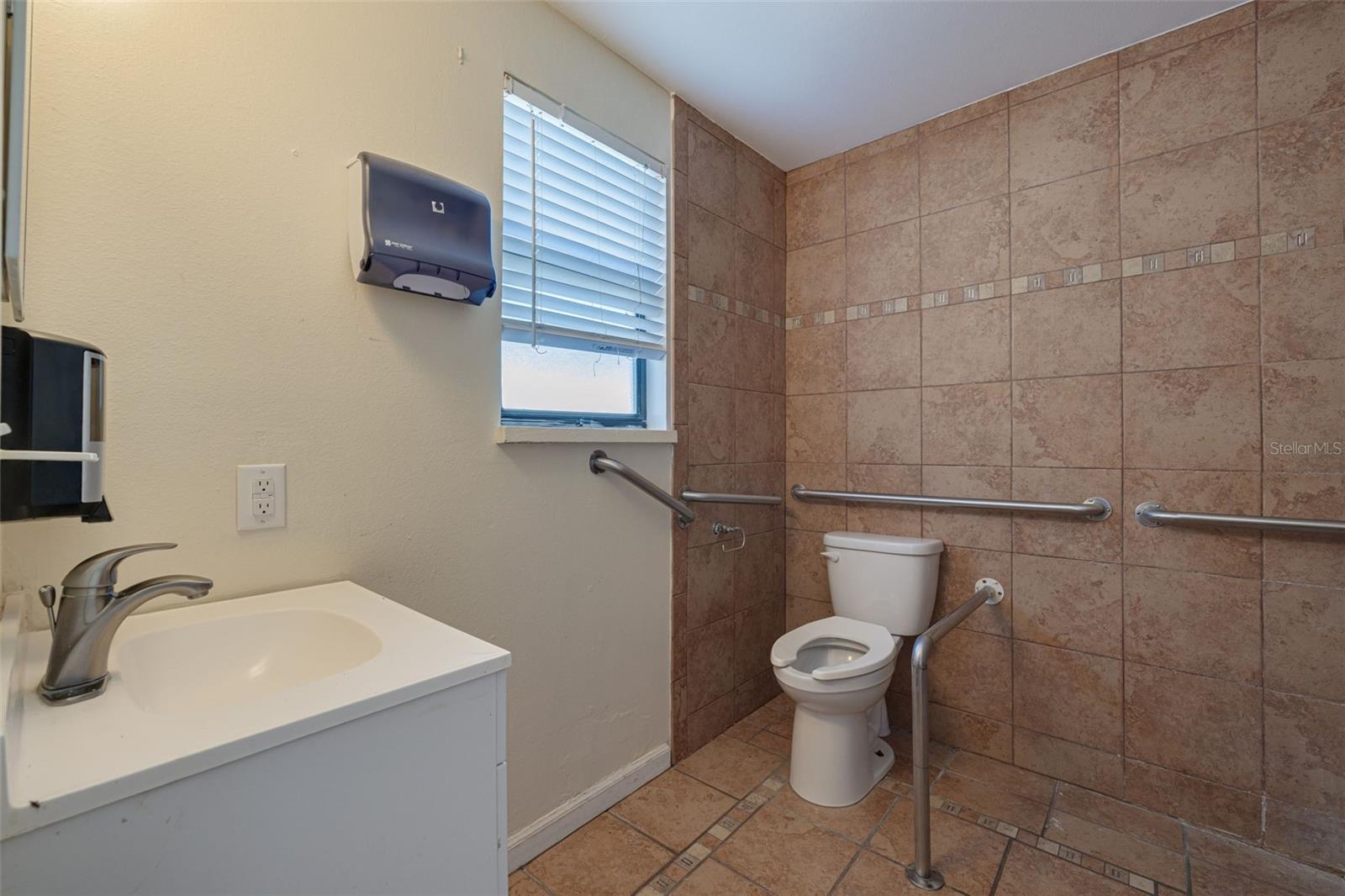 220 Scotland St Property Photo 23