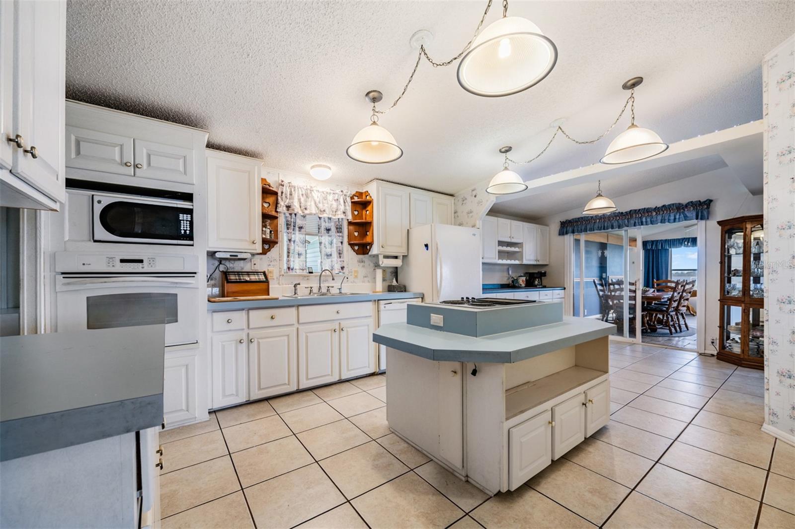 6827 S Lake Henry Dr Ne Property Photo 3