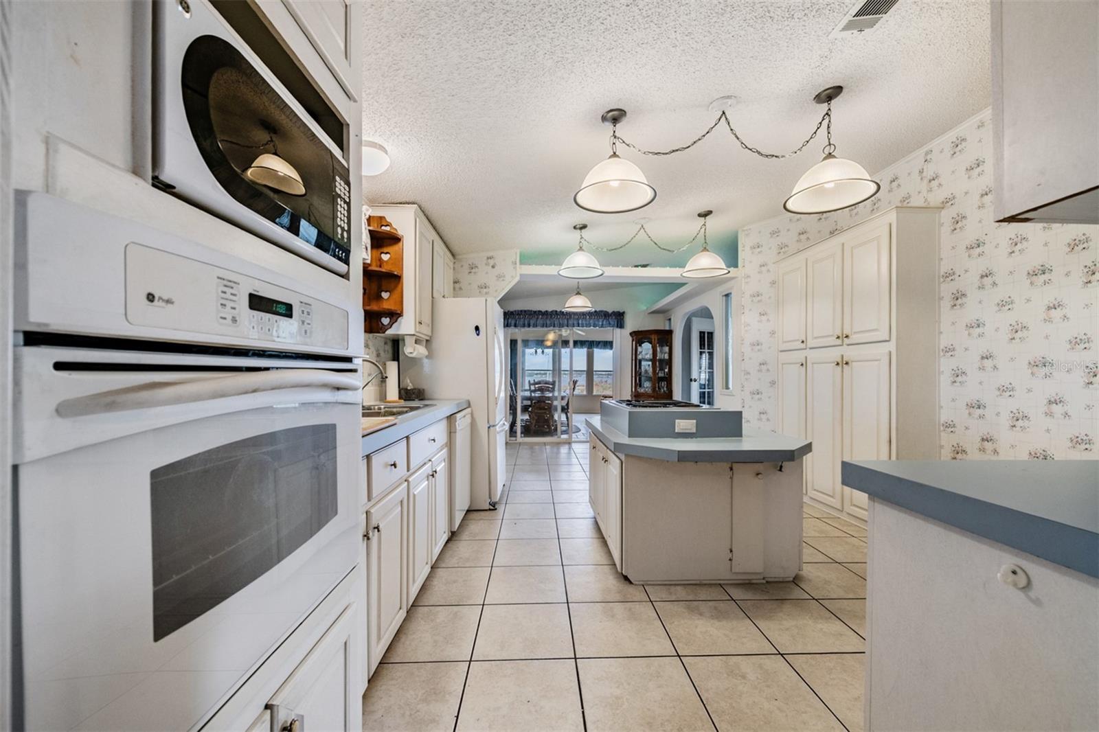 6827 S Lake Henry Dr Ne Property Photo 4