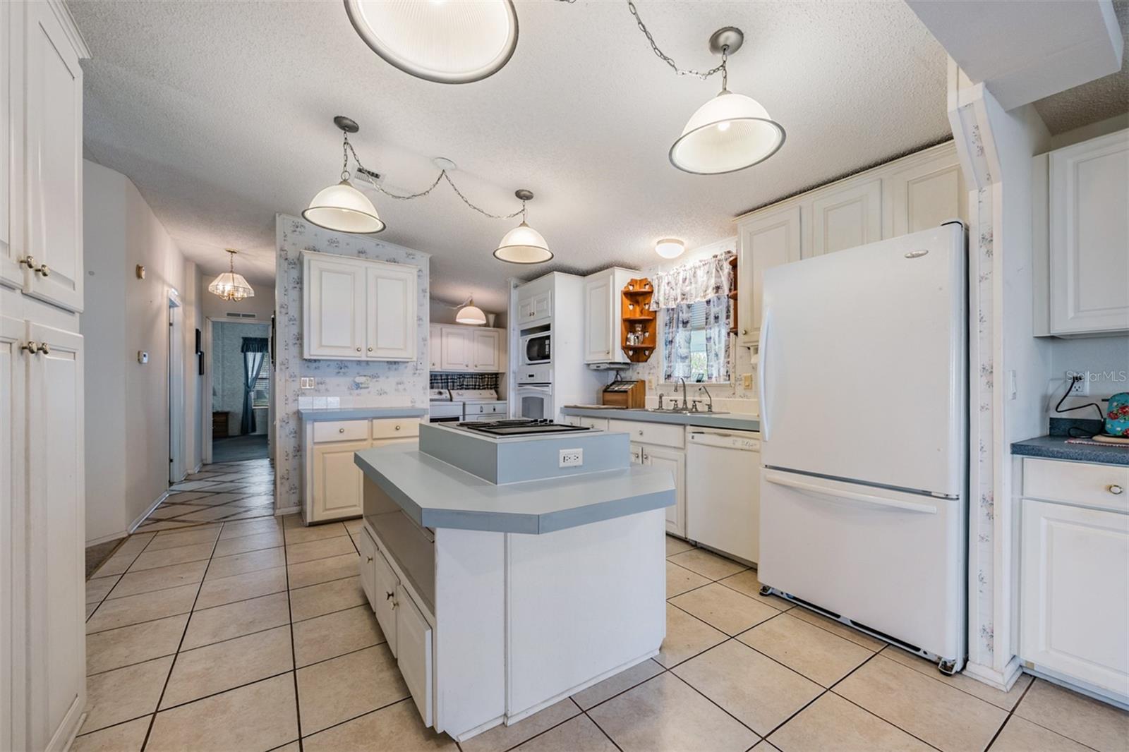 6827 S Lake Henry Dr Ne Property Photo 5