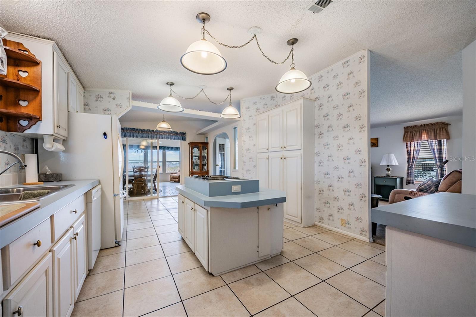 6827 S Lake Henry Dr Ne Property Photo 6
