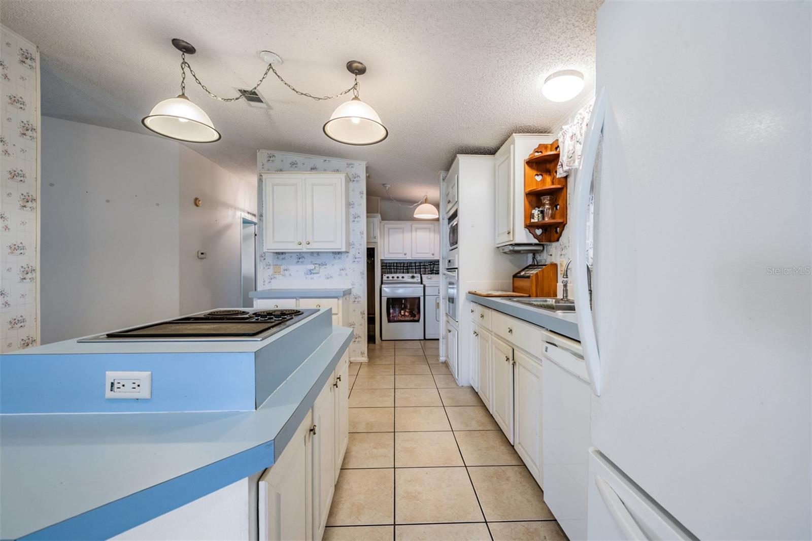 6827 S Lake Henry Dr Ne Property Photo 8