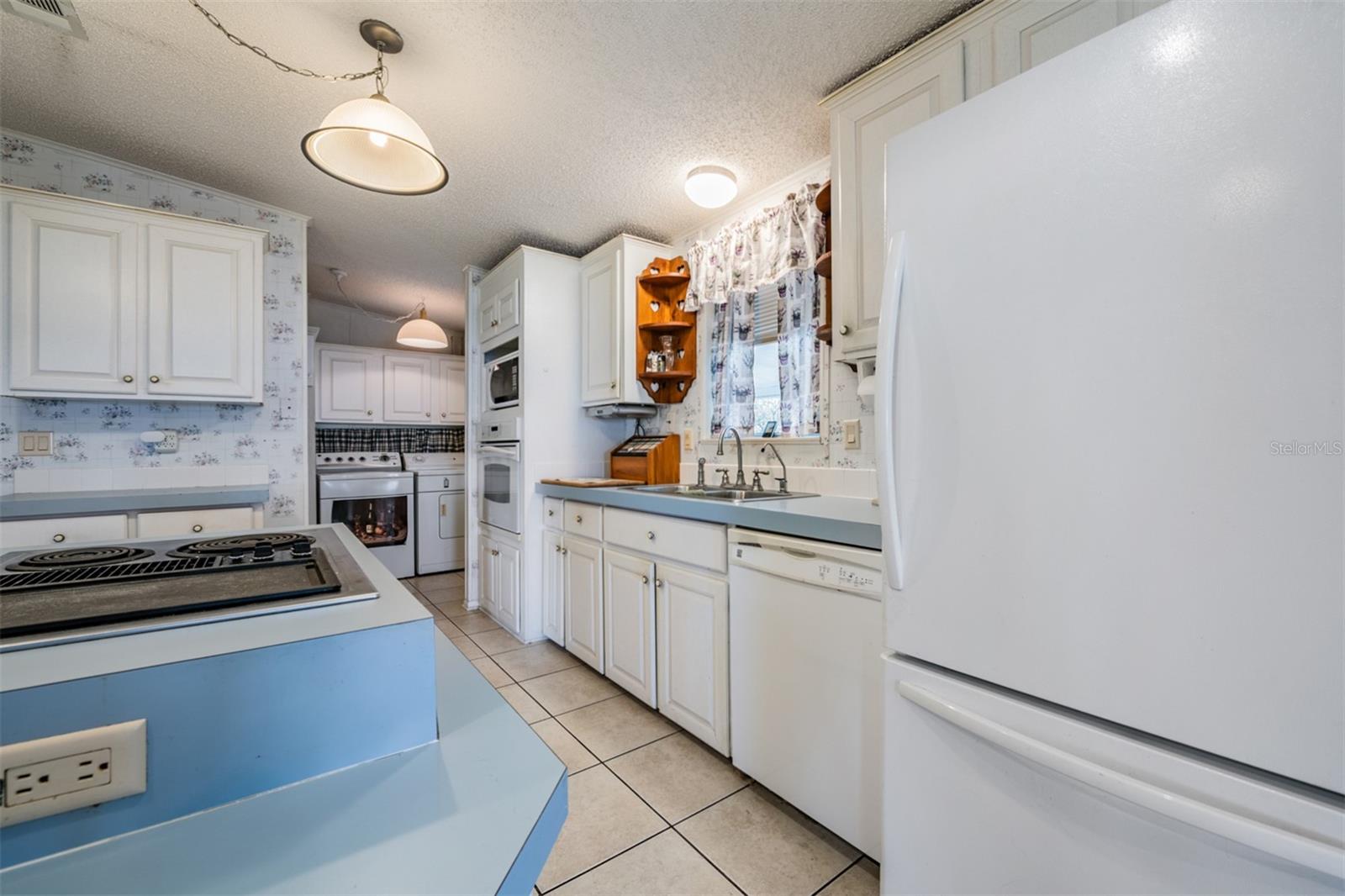 6827 S Lake Henry Dr Ne Property Photo 9