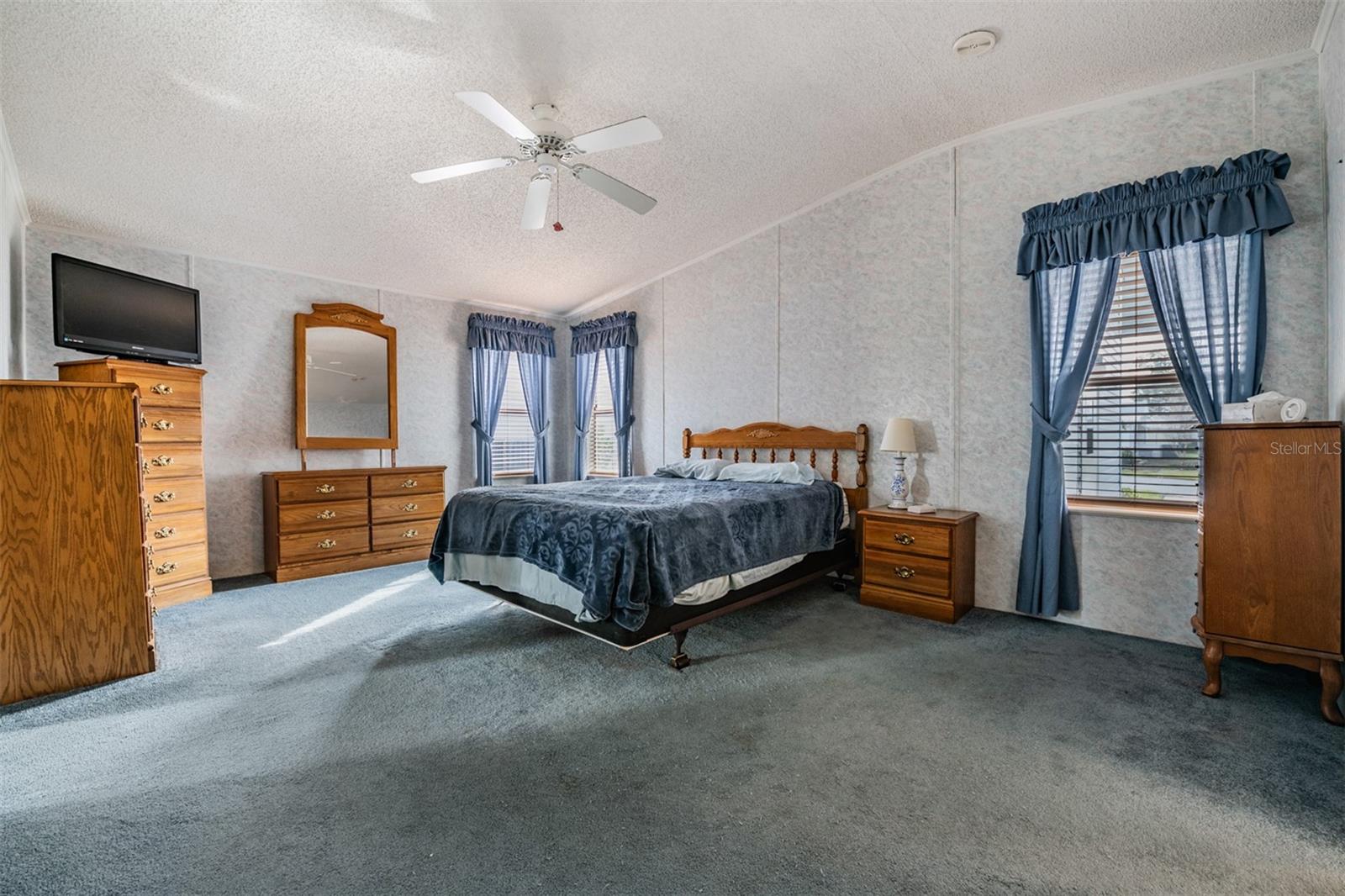 6827 S Lake Henry Dr Ne Property Photo 11