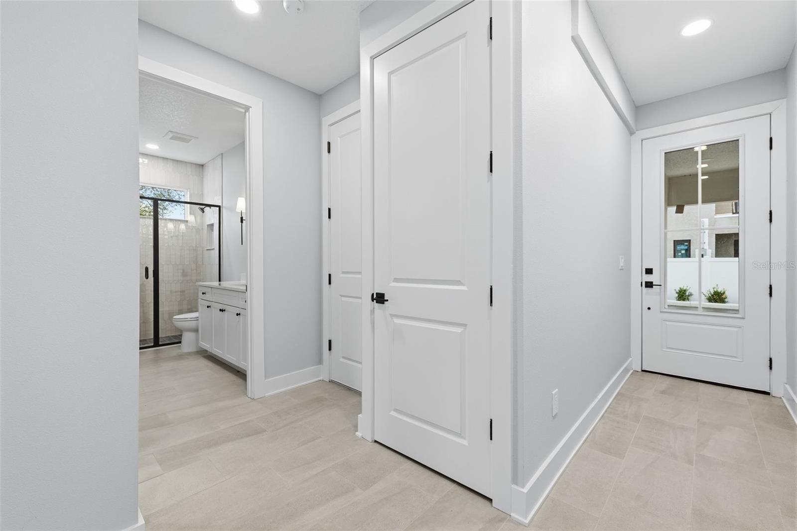 4208 W Carmen St #d Property Photo 3