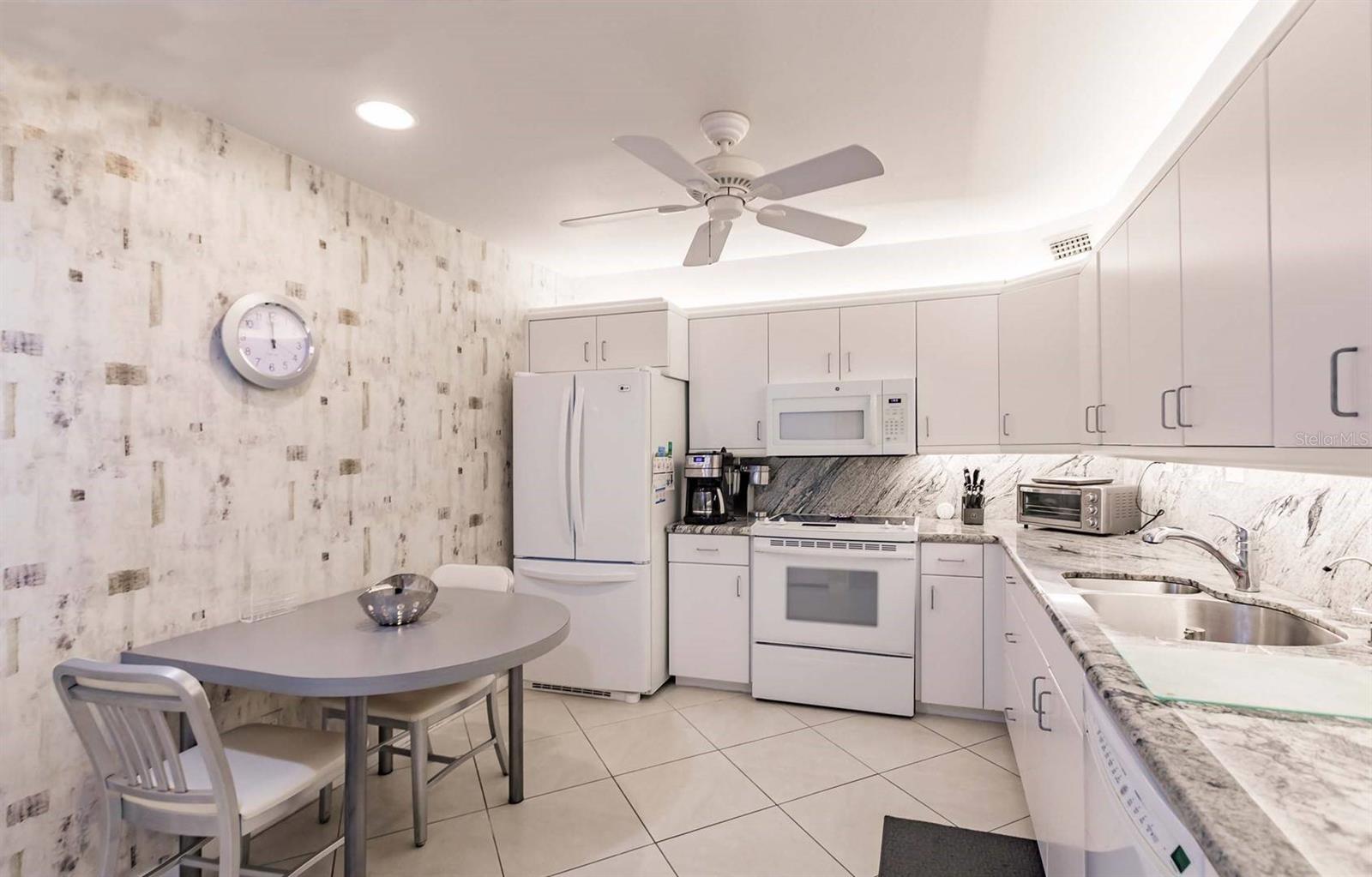 1055 W Peppertree Dr #802aa Property Photo 7