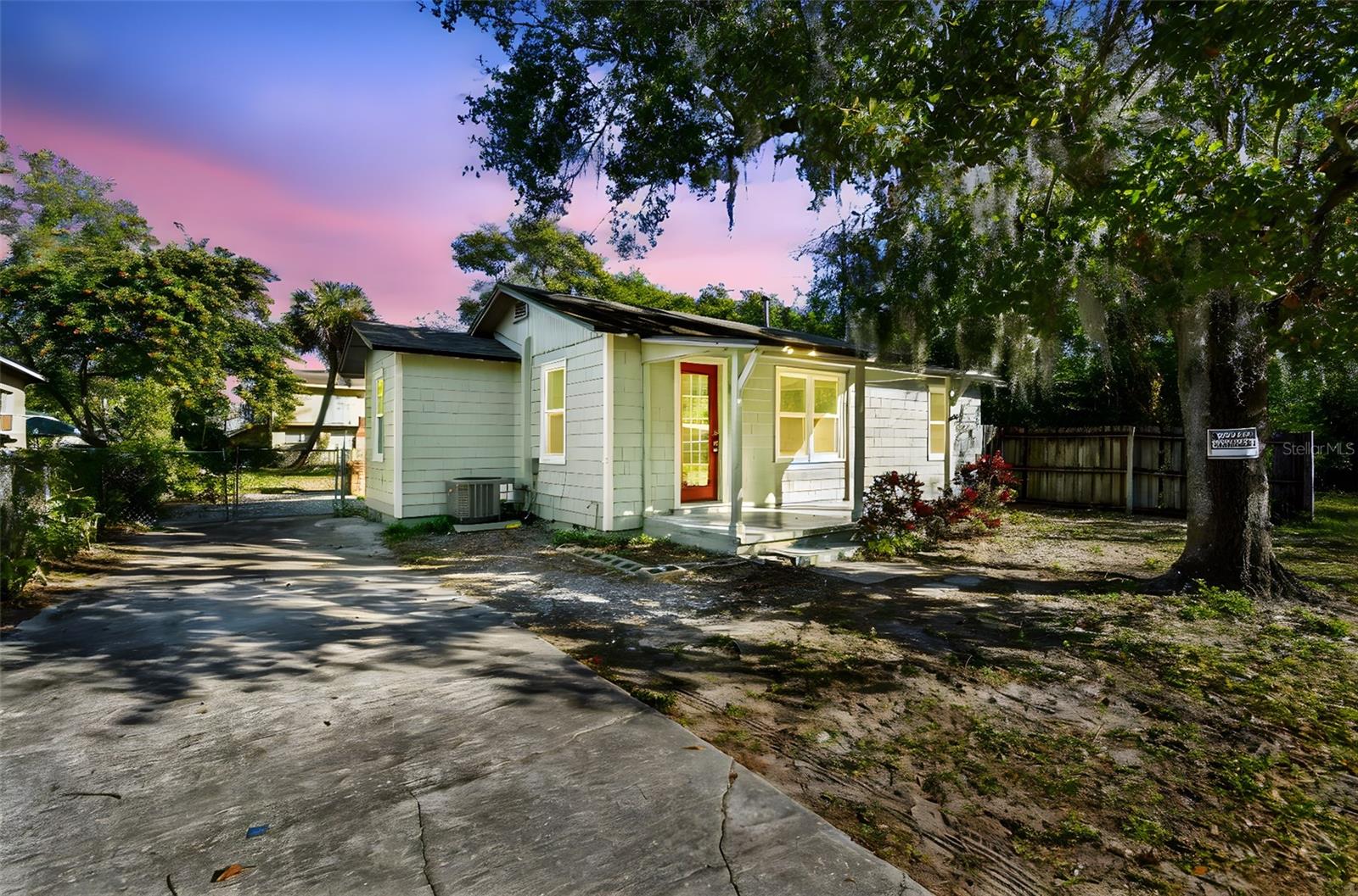 2308 Everett St Property Photo 1