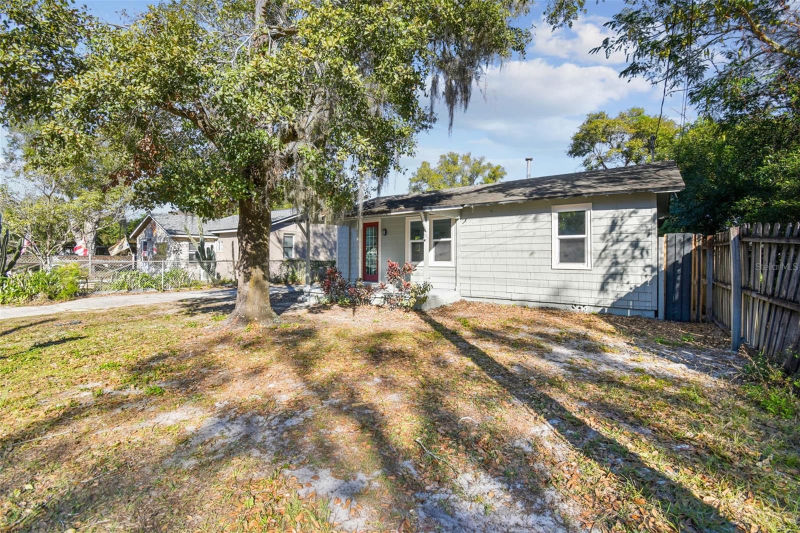 2308 Everett St Property Photo 5