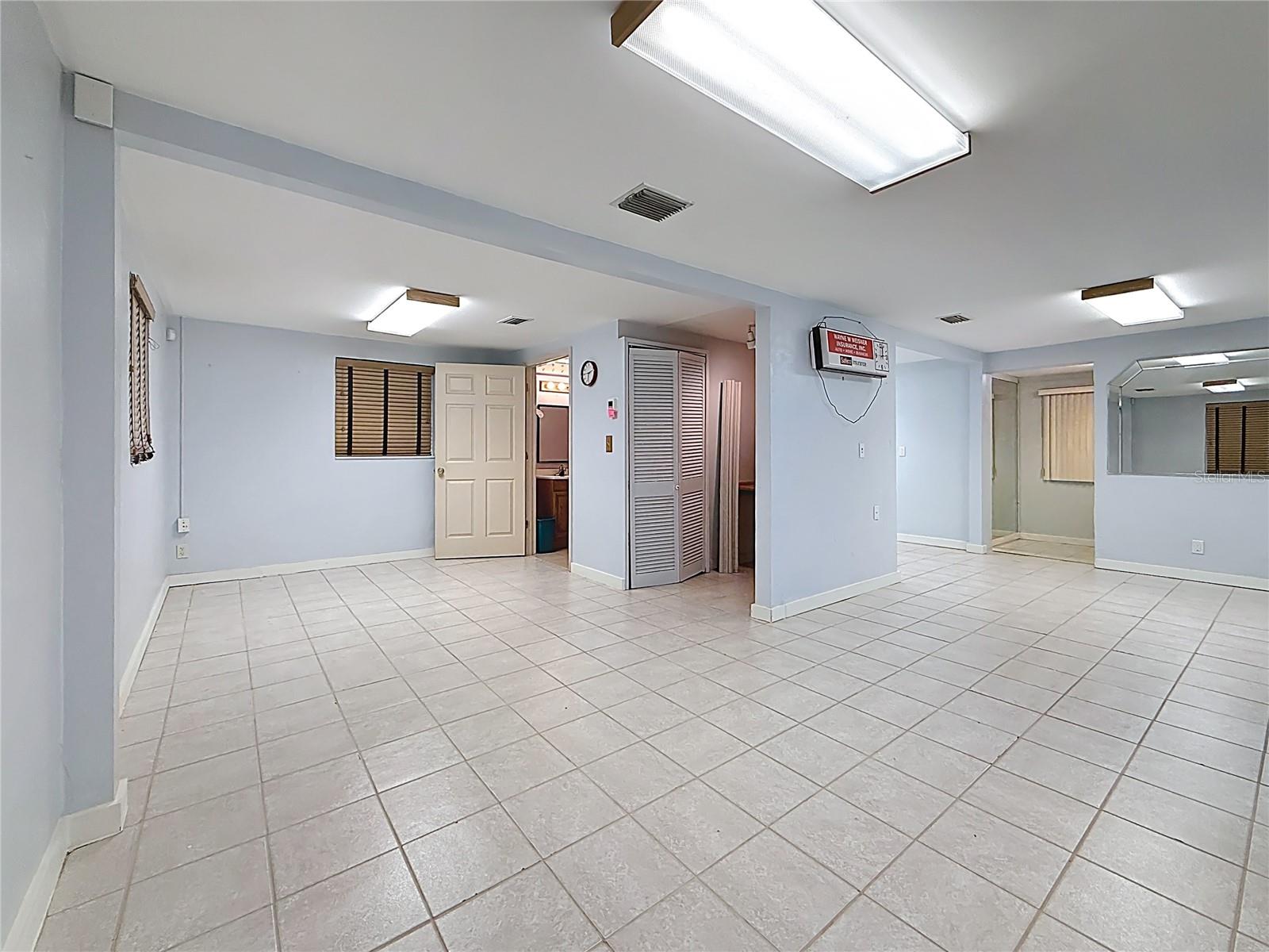 550 E Bay Dr Property Photo 6