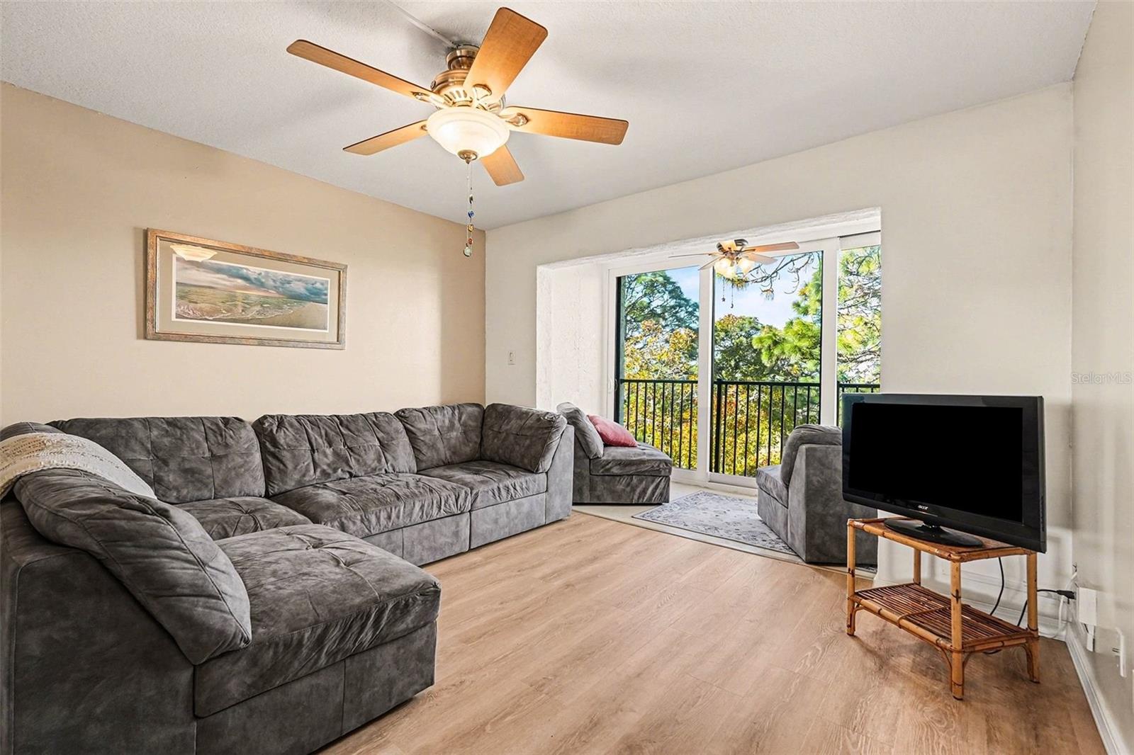 303 Tarpon Pt Property Photo 4
