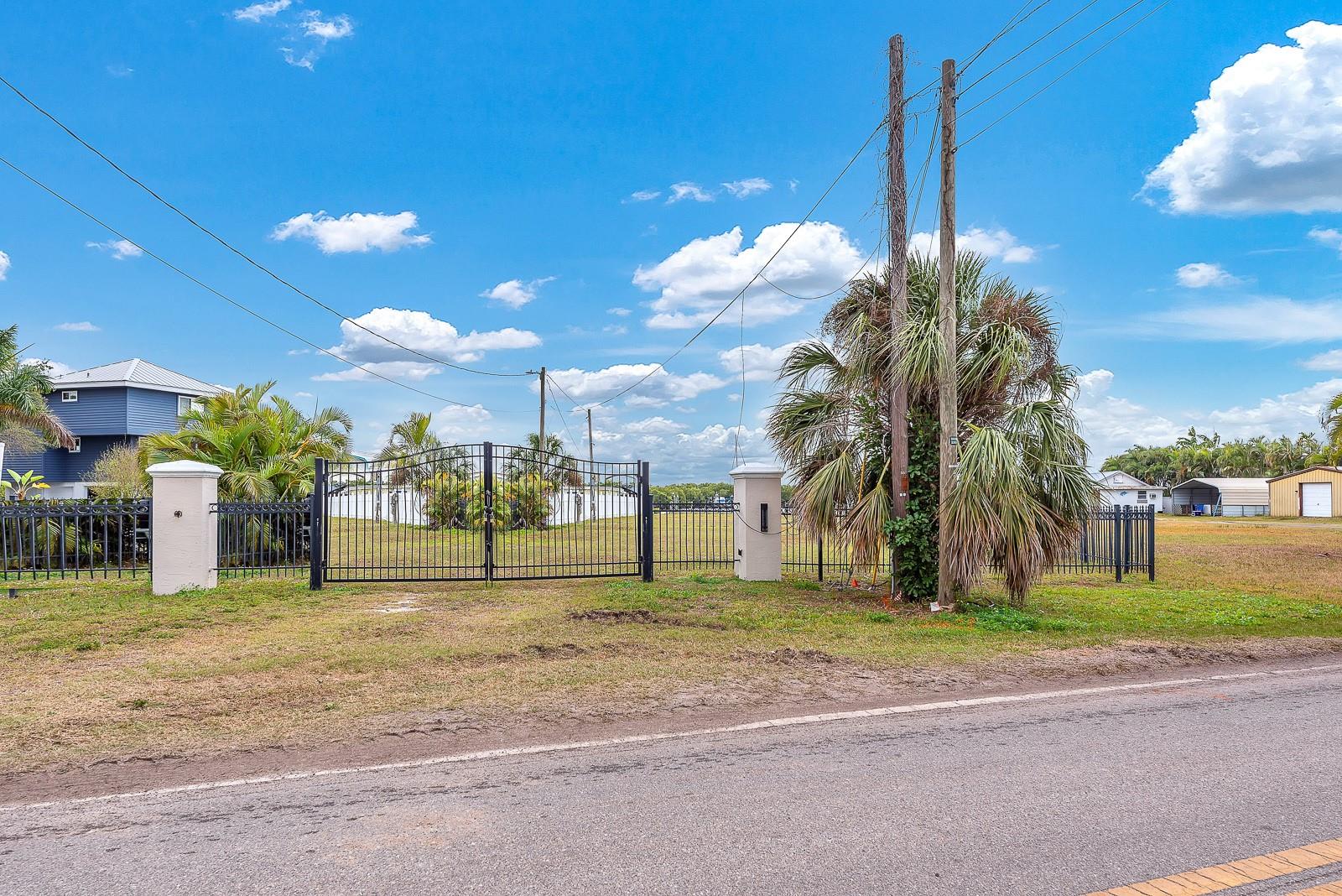 3304 W Shell Point Rd Property Photo 4