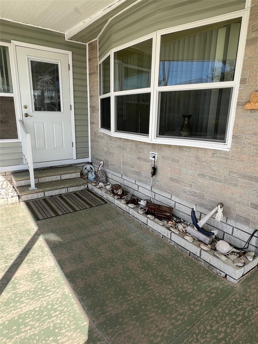 37 Pindo Palm St W Property Photo 3