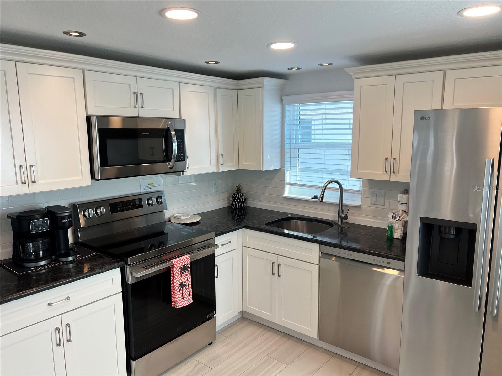 6154 Midnight Pass Rd #b02 Property Photo 3