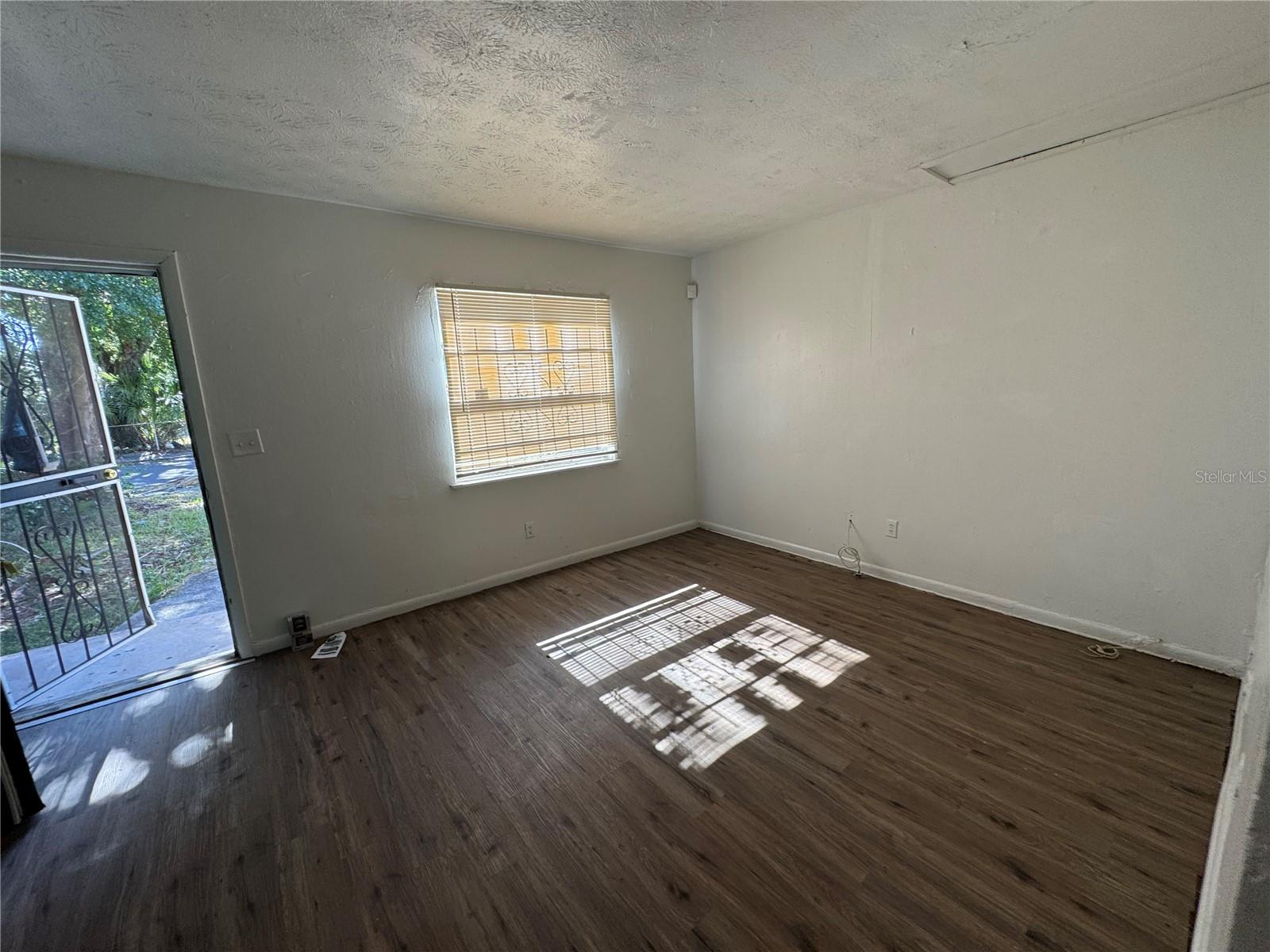 1131 Phelps St Property Photo 4