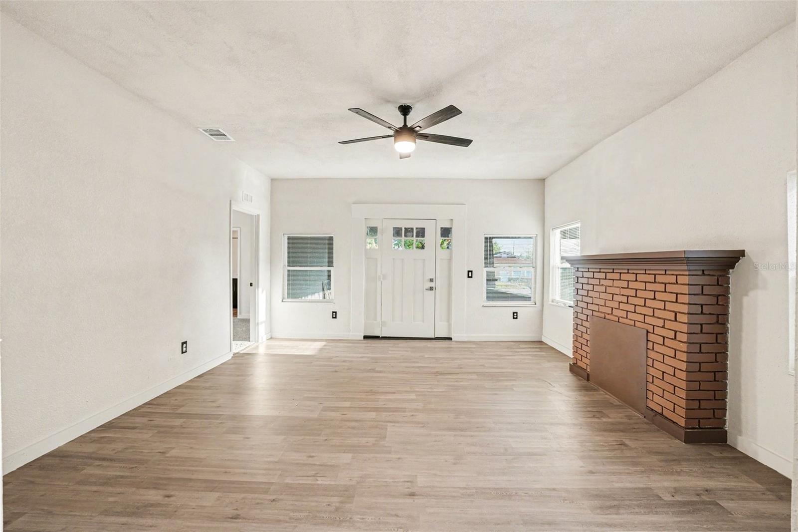 129 W Park Ave Property Photo 4
