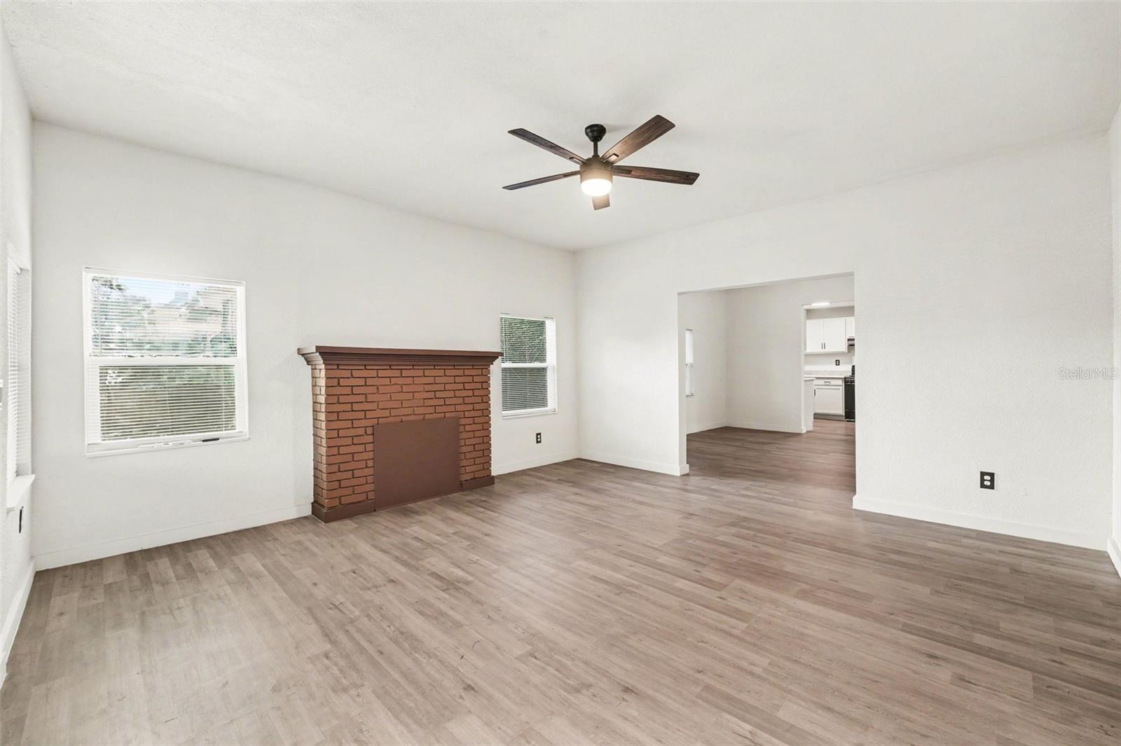 129 W Park Ave Property Photo 7