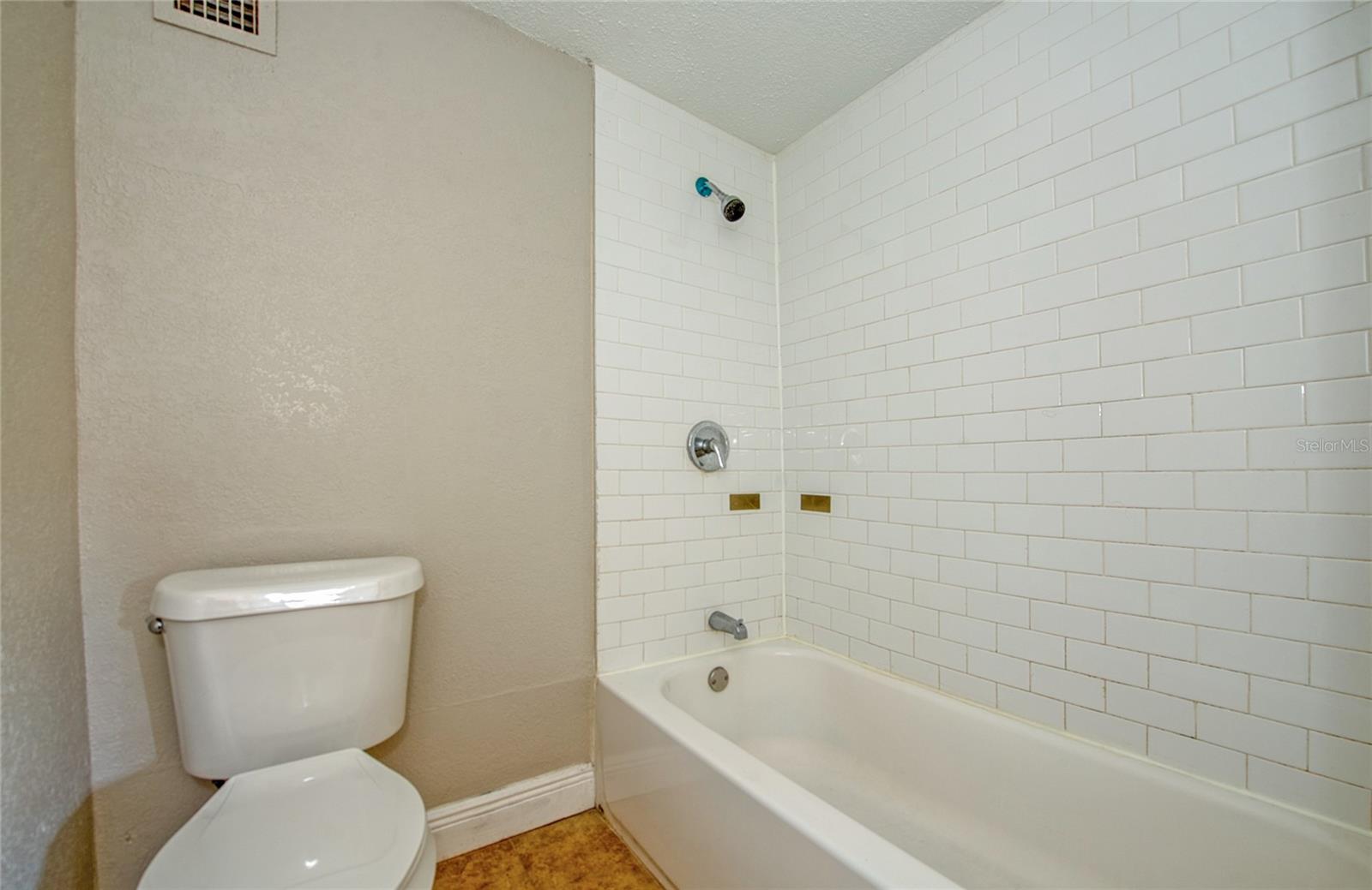 1516 E Waters Ave Property Photo 18