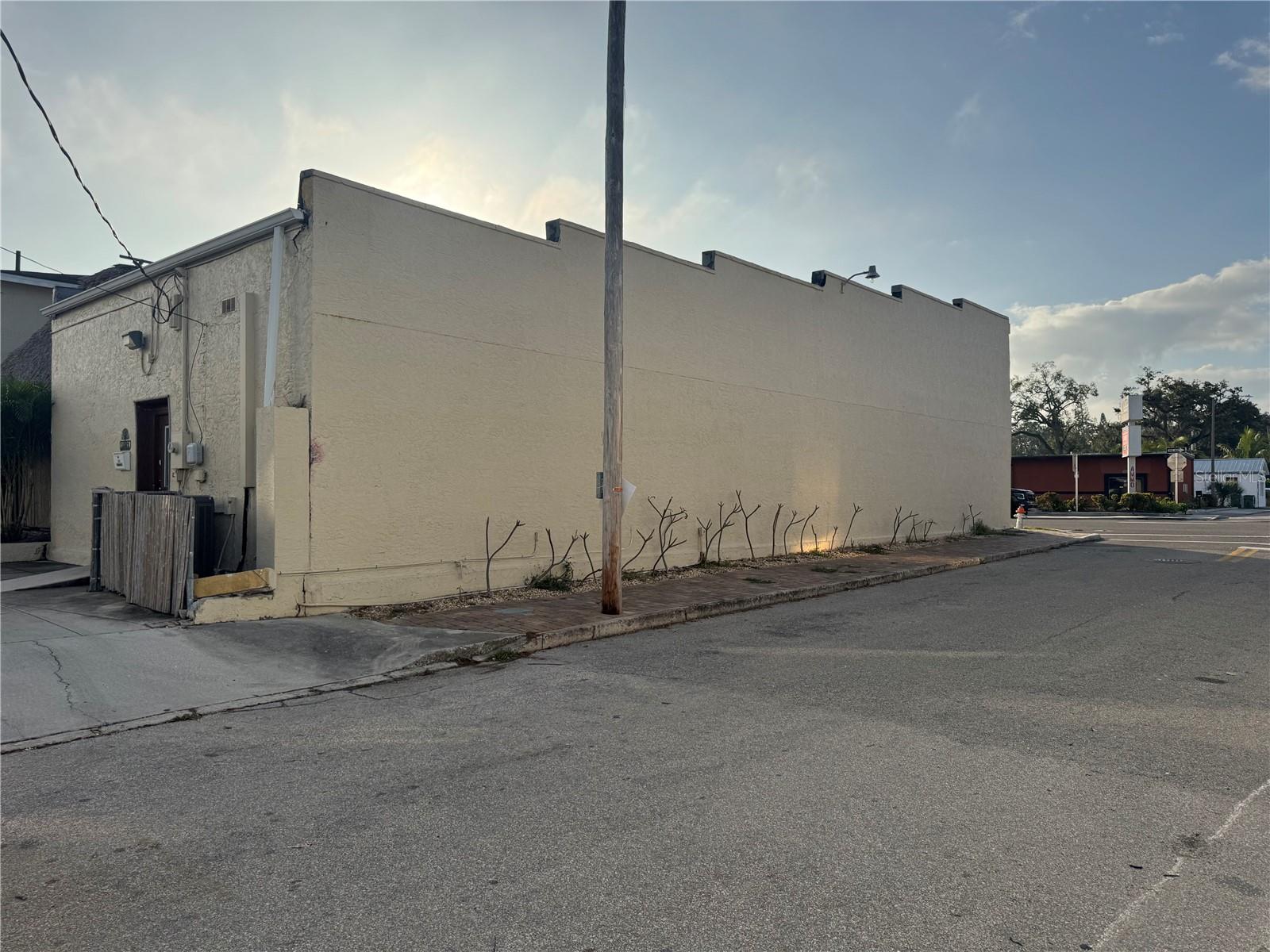 1001 Manatee Ave E Property Photo 6