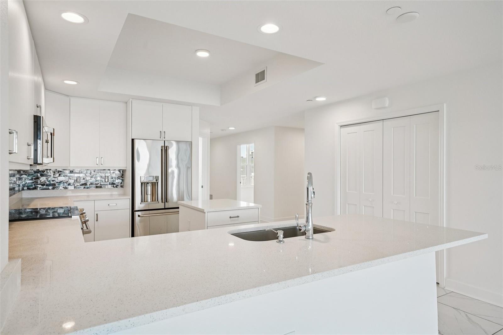 125 Island Way #404 Property Photo 18