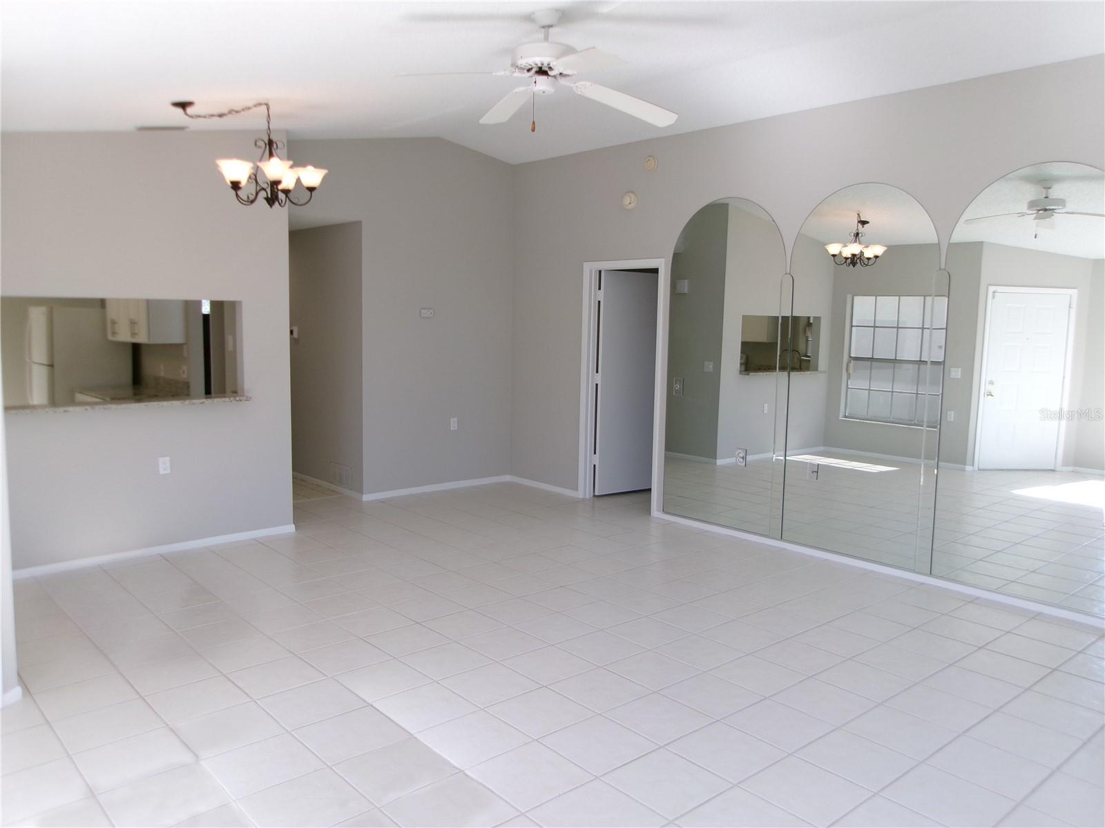 11604 Versailles Ln Property Photo 4