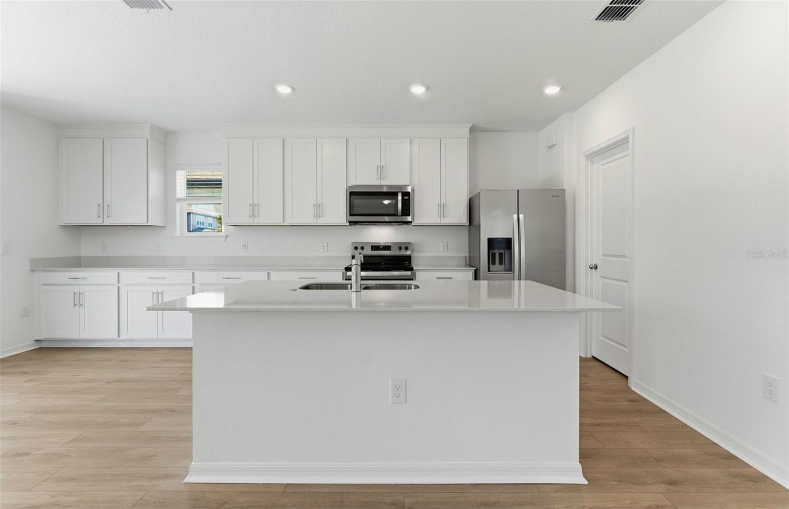 1090 Silverlake Blvd Property Photo 3