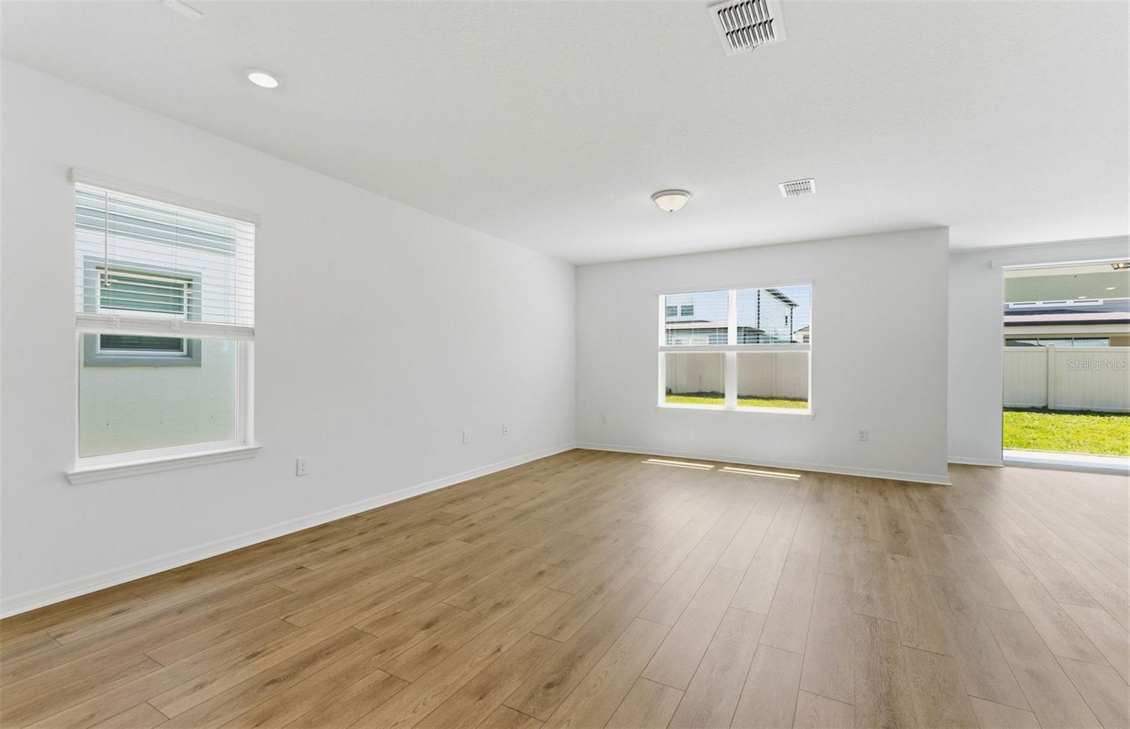 1090 Silverlake Blvd Property Photo 6