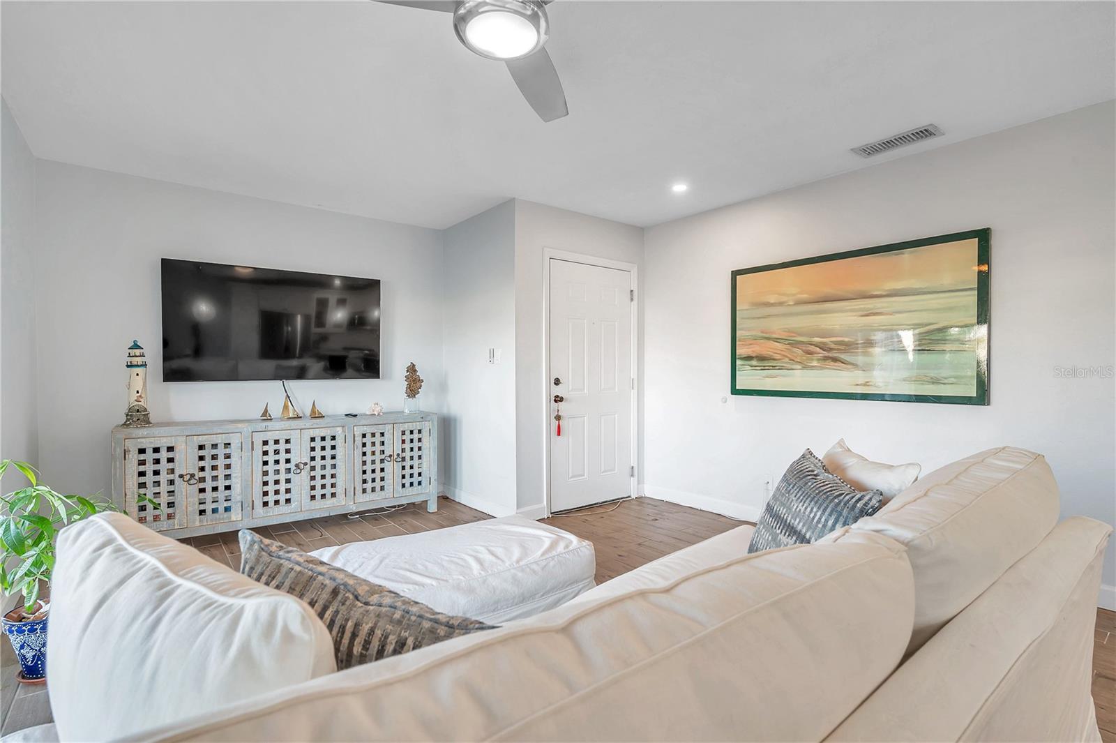 4728 Beach Dr Se #a Property Photo 5