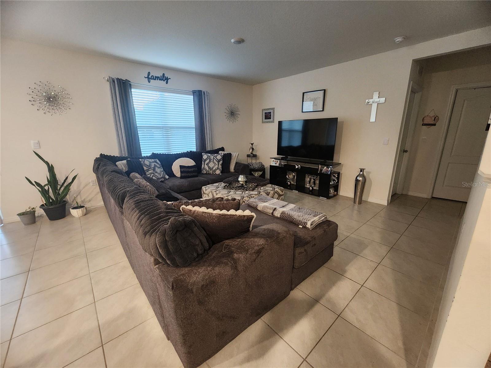 1075 Griffon Ave Property Photo 3