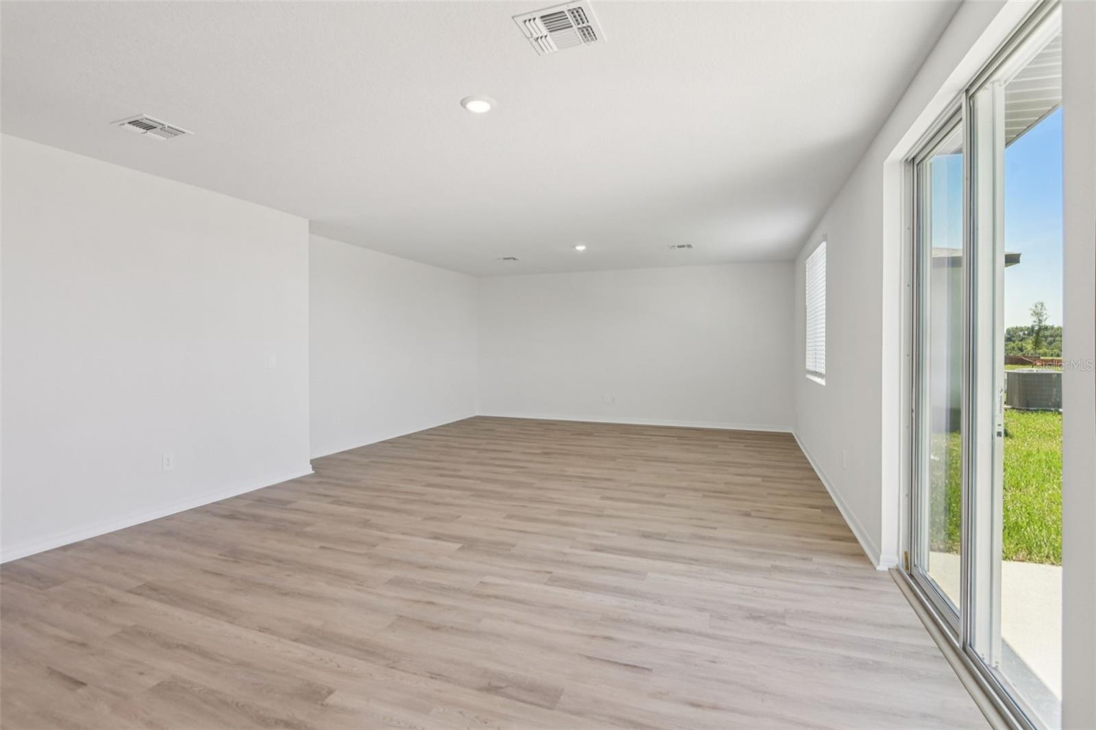 12581 Homeland Dr Property Photo 6