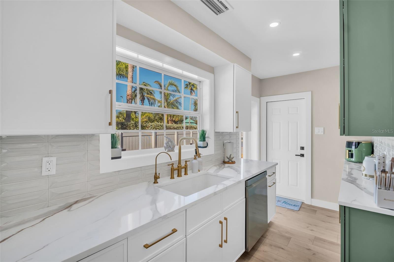 16613 Gulf Blvd Property Photo 11
