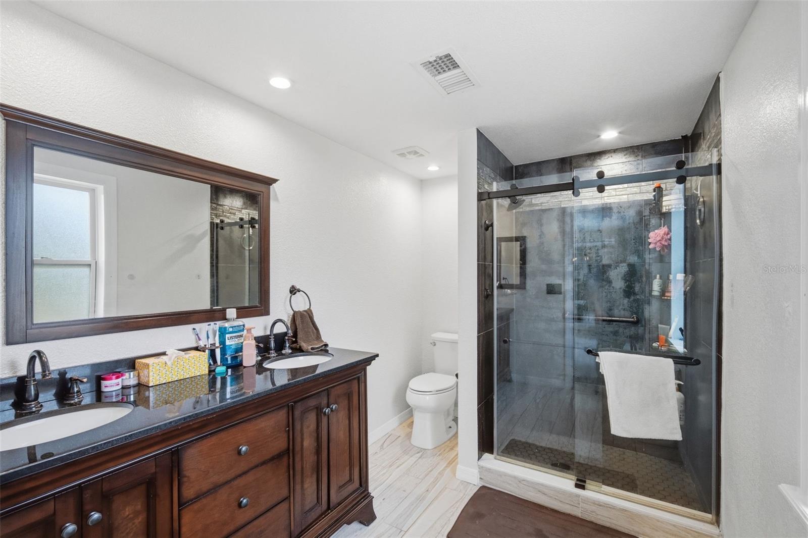 TB8477617 Property Photo 25