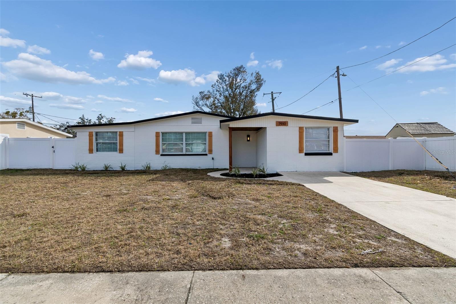 7910 W Powhatan Ave Property Photo 4