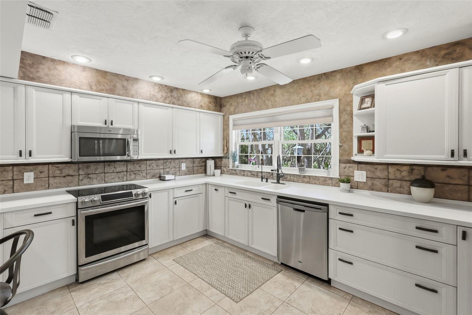 10785 Danielle Dr Property Photo 14