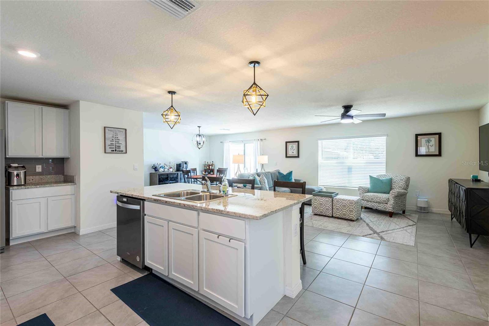 12172 Lily Magnolia Ln Property Photo 5